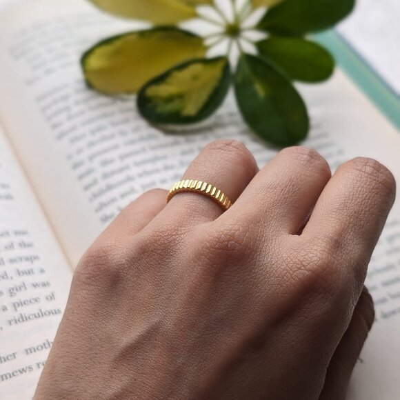 Waterproof Gold Jewelry Tarnish Free 18k Gold PVD- Meivim Ring Size 6 - Picture 8 of 11